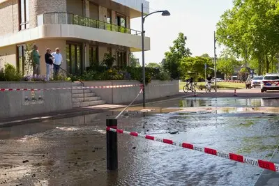 Waterleiding in Helmond springt, Kandaaldijk Noord Oost staat blank