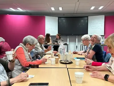 Vaak alleen, maar nu samen aan de bingo. Leerlingen Summa bezorgen senioren een leuke dag