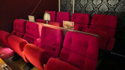Ze zagen duizenden films en zijn nu te koop, LAB-1 zet de bioscoopstoelen in de uitverkoop