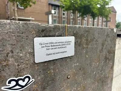 En toen lag Balkenende opeens op zijn gat! Beroemde val van skateboard nu herdacht met gedenkplaatje