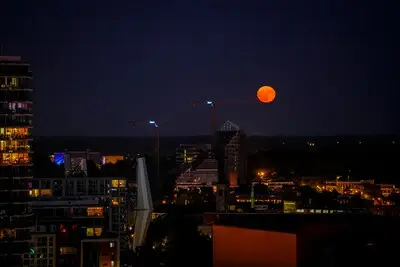Zeldzame ‘aardbeienmaan’: knalrood hemellichaam zorgt voor spektakel in de lucht boven Brabant