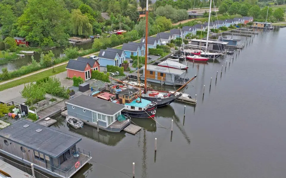 Bergingen in Stavoren in gebruik als vakantiehuis. Gemeente treedt op