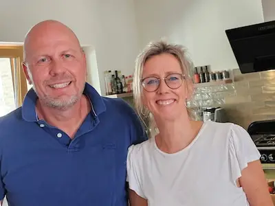 Toen John (55) zei dat hij in Spanje wilde gaan wonen, verklaarde Diana (49) hem voor gek, nu hebben ze daar een droomhuis