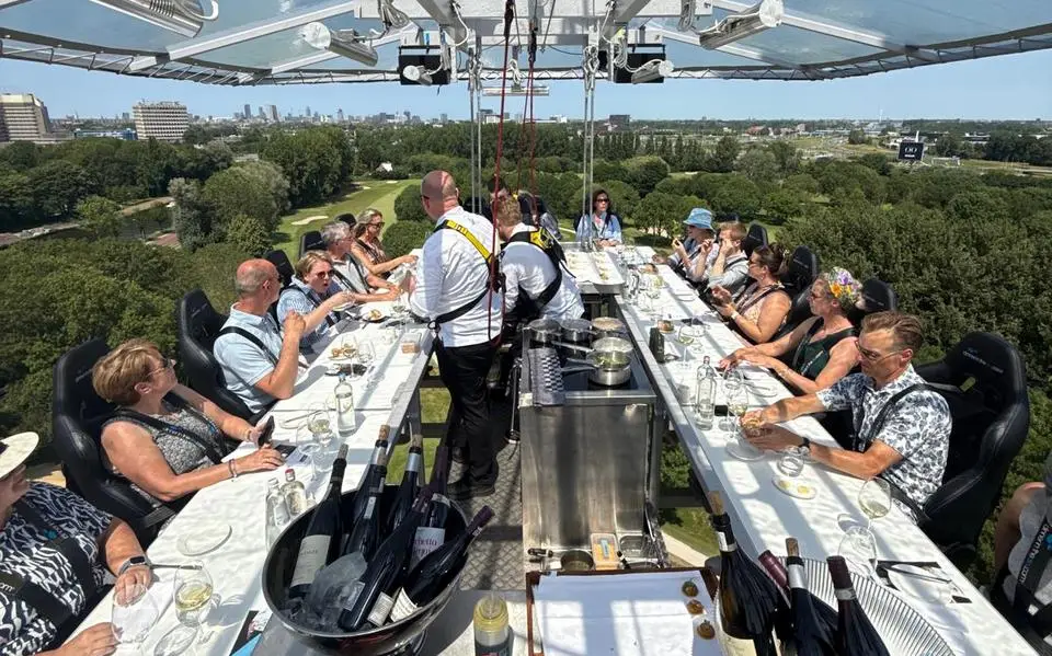 Zou jij durven? Eten op 50 meter hoogte boven het Zaailand in Leeuwarden: ‘Hij gaat, met knikkende knieën’