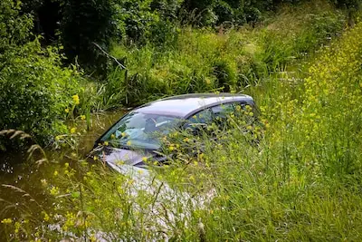 Drie auto’s botsen op N446: meerdere gewonden, weg dicht