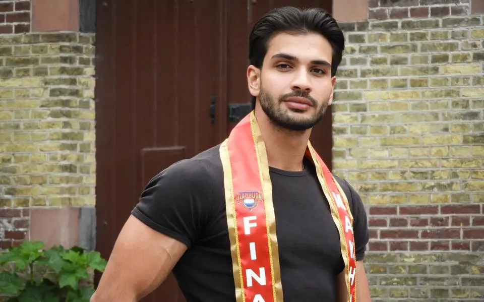 Mouhamad (24) uit Leeuwarden wil het imago van mannelijke modellen veranderen: ‘In oosterse samenlevingen wordt dit beroep niet gewaardeerd’
