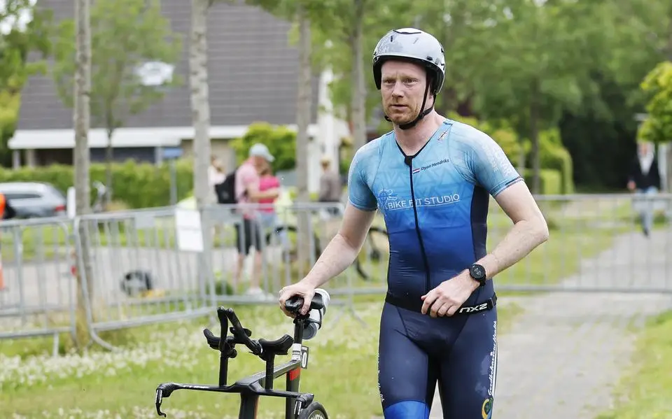 Van ervaren atleet tot beginner, de triatlon in Stiens is voor iedereen een uitputtingsslag