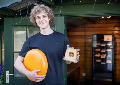 Bram (23) zette studie op lager pitje om kaasboer te worden: ‘Mijn vriendin is niet altijd blij met me’