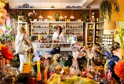 Kim stond met haar kinderen op straat, maar heeft nu een eigen winkel