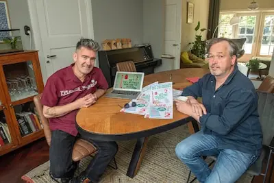 Na vijf jaar hebben John en Jan hebben weer een Helmonds Vakantieboek gemaakt