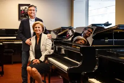 Iedereen in het wereldje kent pianowinkel Van Hoorn: ‘De digitalisering heeft pianospelen toegankelijker gemaakt’
