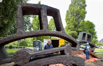 Juliana en Bernhard in een DAF: kunstwerk voor bedrijf en de wijk in park in Eindhoven