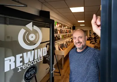 ‘Elpees zijn niet alleen voor oude bokken’, Sander (58) opent platenzaak in Dommelstraat