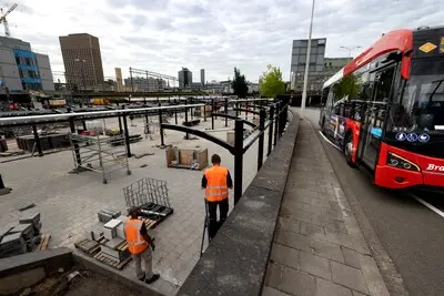 Fietscoach wijst de weg naar een plek om te parkeren