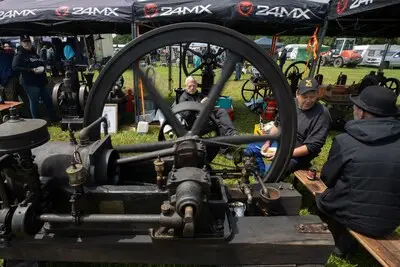 Benzine en dieseldamp; liefhebbers genieten op laatste stationaire motorenshow op Gulbergen