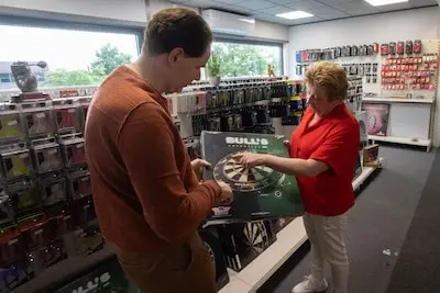 Dartwinkel start nieuw avontuur vanuit Nuenen: ‘Een webshop? Nee, want een dartpijl moet je eerst voelen’