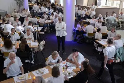 Nadji heeft het niet breed en geniet van Hugo’s Witte diner: ‘Twee dagen heerlijk eten, dat is dubbel genieten’