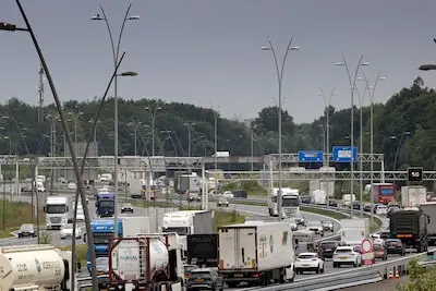 Zo wil het ministerie het file-probleem rond Eindhoven aanpakken, mogelijk speciale rijbaan voor elektrische auto's