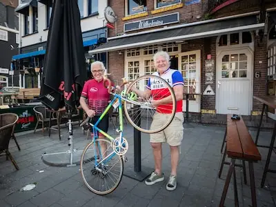 In de avond in de kroeg, in de ochtend op de fiets. ‘De Ronde’ is al 33 jaar een begrip