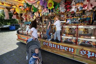 Dorps en kneuterig, maar ritjes voor een schappelijke prijs: Stratumse kermis van start
