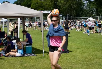 Drie dagen feestvieren en sporten bij Ledûb Volleybal Festival: ‘Het moet een uit de klauwen gelopen dorpsfeest blijven’