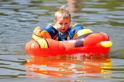 Tropische zaterdag zorgt voor volle zwemplassen in de regio