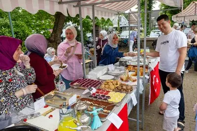 Samen kletsen en wereldhapjes proeven op Foodmarkt in Nuenen