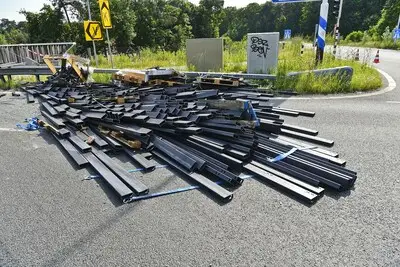 Vrachtwagenchauffeur verliest lading stalen kokers op N69