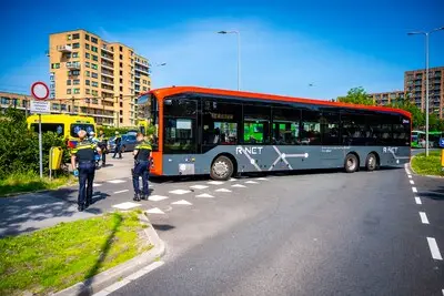 Fietser naar het ziekenhuis na aanrijding met lijnbus in Alphen