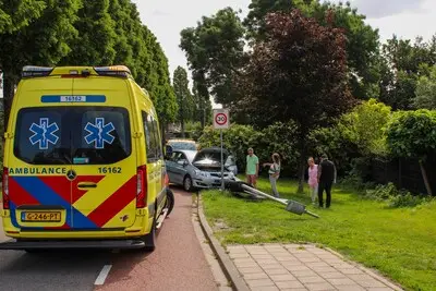Automobilist gewond na eenzijdig ongeluk in Boskoop
