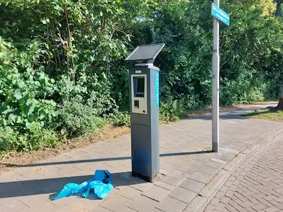 Verwarring in Eindhoven: moet je betalen als de parkeerautomaat nog is ingepakt?