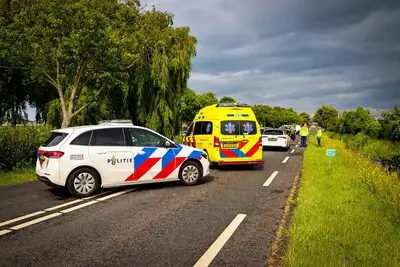 Spookrijder ramt twee wagens en belandt daarna in het water: twee gewonden