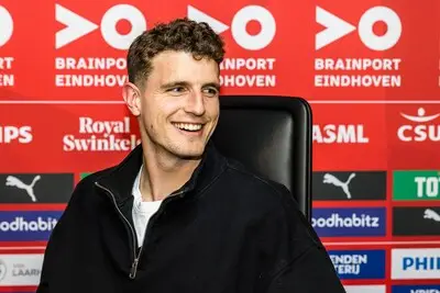 Guus Til vertelt waarom hij zijn contract bij PSV met meerdere seizoenen heeft verlengd