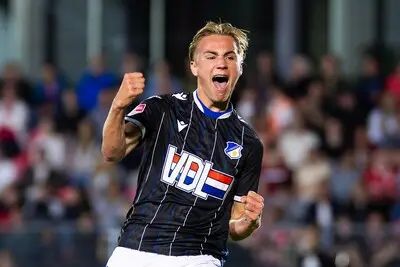 Sterk debuutjaar beloond met contract: Hugo Deenen tekent voor twee jaar bij FC Eindhoven