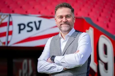 Dijkhoff wil graag door bij PSV, waar hij op de achtergrond actief is