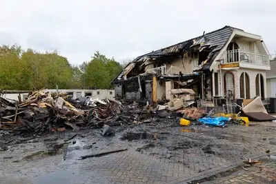 Eigenares uitgebrand chalet op kamp stelt ouders van vuurwerkgooiers aansprakelijk: ‘Ik heb niks meer’