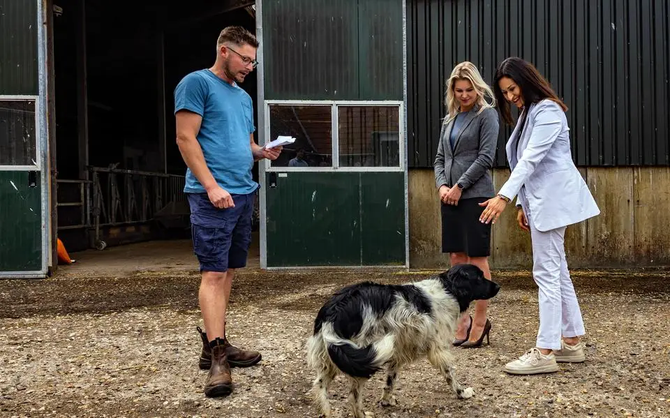 Wat heeft een minister van Cyprus te zoeken op de boerderij van Germ (36) in Bantega?
