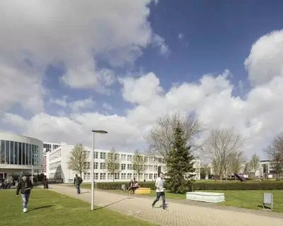 Student klaagt over onprettige sfeer bij afstudeergesprek op Fontys en stapt naar rechter