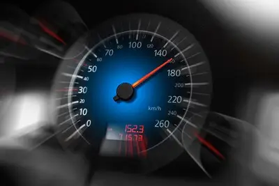Snelheidsduivels scheuren met zo’n 100 kilometer per uur te hard door Tilburg, rijbewijzen afgepakt