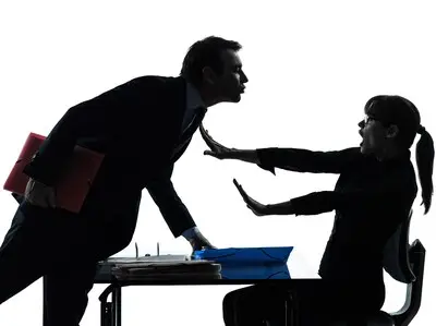 Hoe een werknemer alsnog een bonus van 80.000 euro krijgt na ontslag vanwege seks met de vrouw van zieke collega