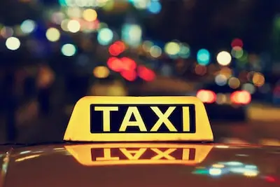 Taxichauf­feur is dronken klant na zeventig kilometer beu en stopt, maar dan gaat het mis