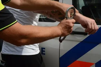Helmonder die nog straf moet uitzitten loopt politie tegen het lijf, verzet zich hevig bij aanhouding