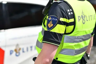 Tilburgse vrouw (26) veroorzaakt ongeluk en kijkt daarna doodleuk toe: als een agent haar aanspreekt, mishandelt ze hem