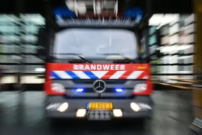 Fabriekspand aan de Belgielaan in Hazerwoude-Dorp ontruimd vanwege brand op dak
