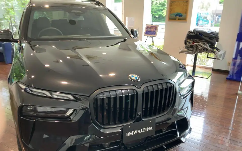 BMW blokkeert verkoop Fremantle bolides, maar ‘onveilige’ BMW uit rampschip duikt op in Japanse showroom