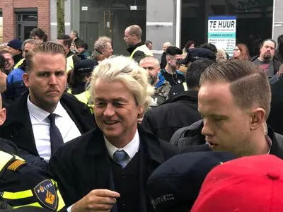 Geert Wilders bij demonstratie tegen asielzoekerscentrum in Helmond