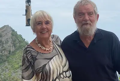 In een jolige bui stelde Els aan Gied voor te verhuizen naar de andere kant van de wereld, nu zitten ze al 35 jaar op een eiland