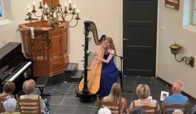 Inge Louisa (24) uit Nuenen raakt gevoelige snaren met haar harp