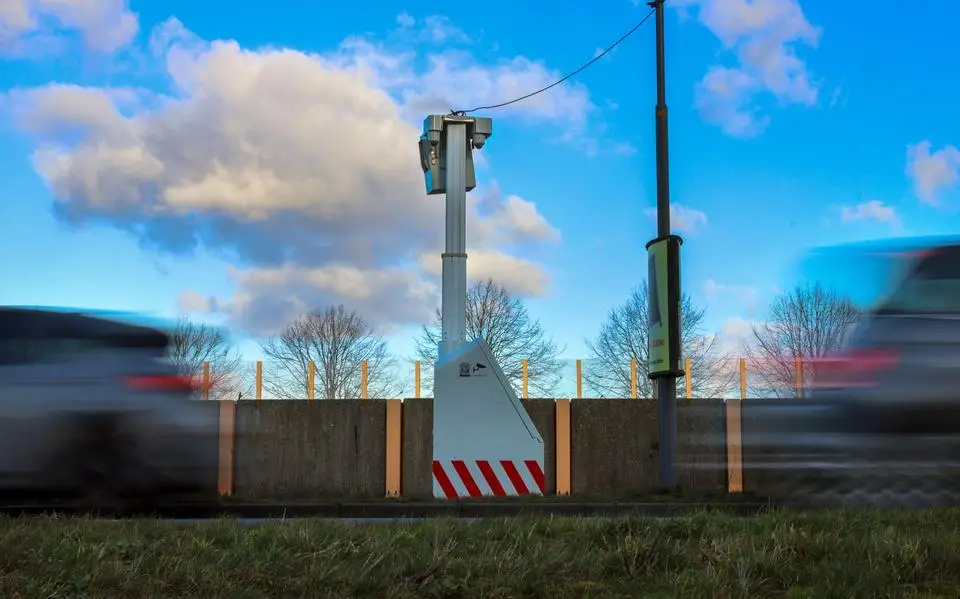 Nieuwe flitspaal in Leeuwarden controleert of automobilisten zitten te appen achter het stuur