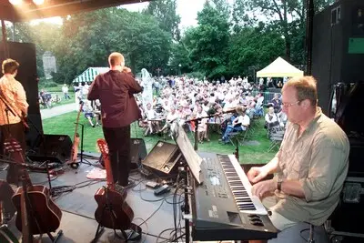 Kasteeltuinmarkt Helmond met tweedehands spullen en curiosa